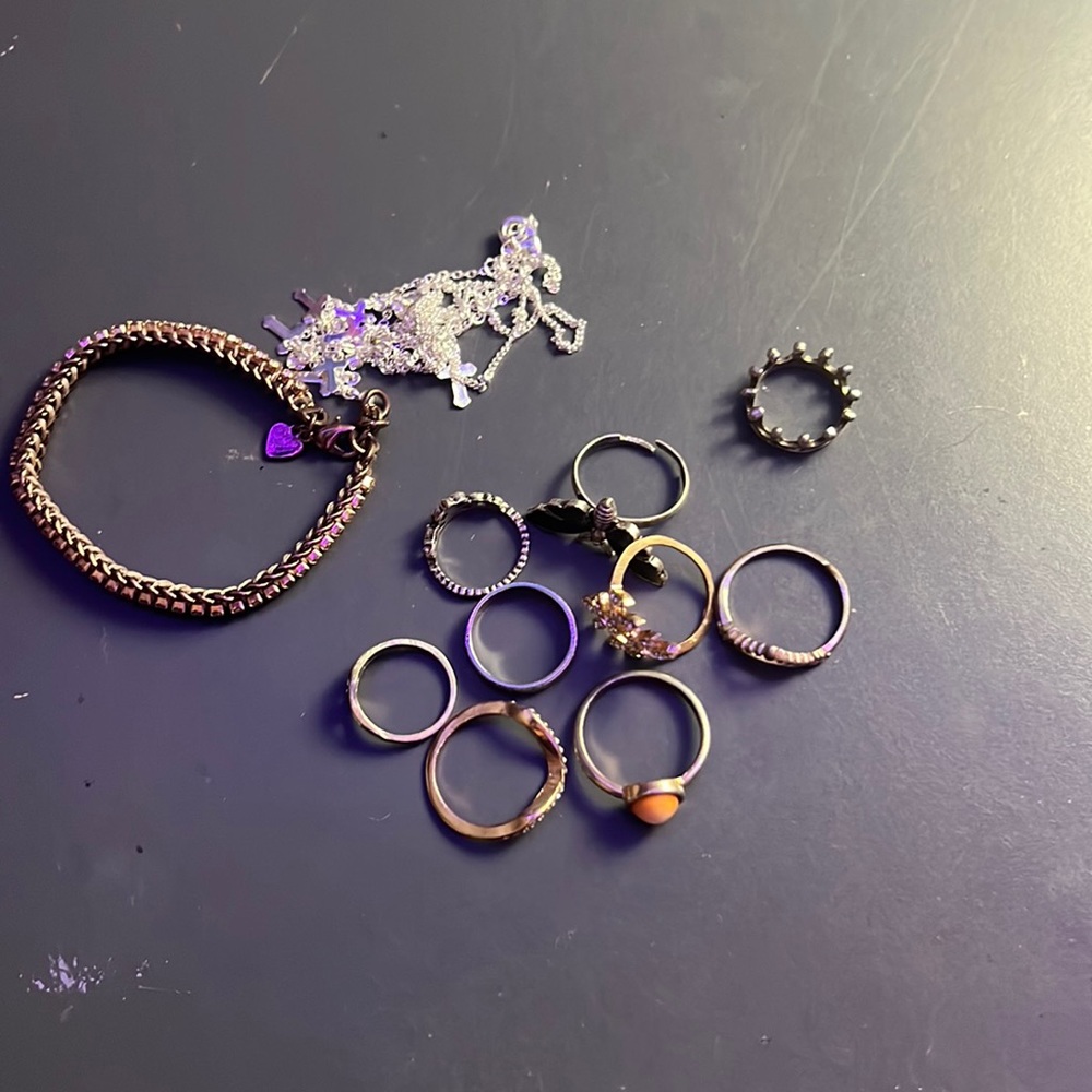 Various jewelry items